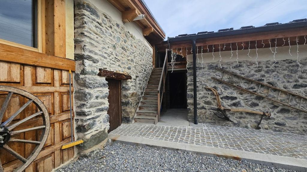 Maison en pierre avec esprit chalet