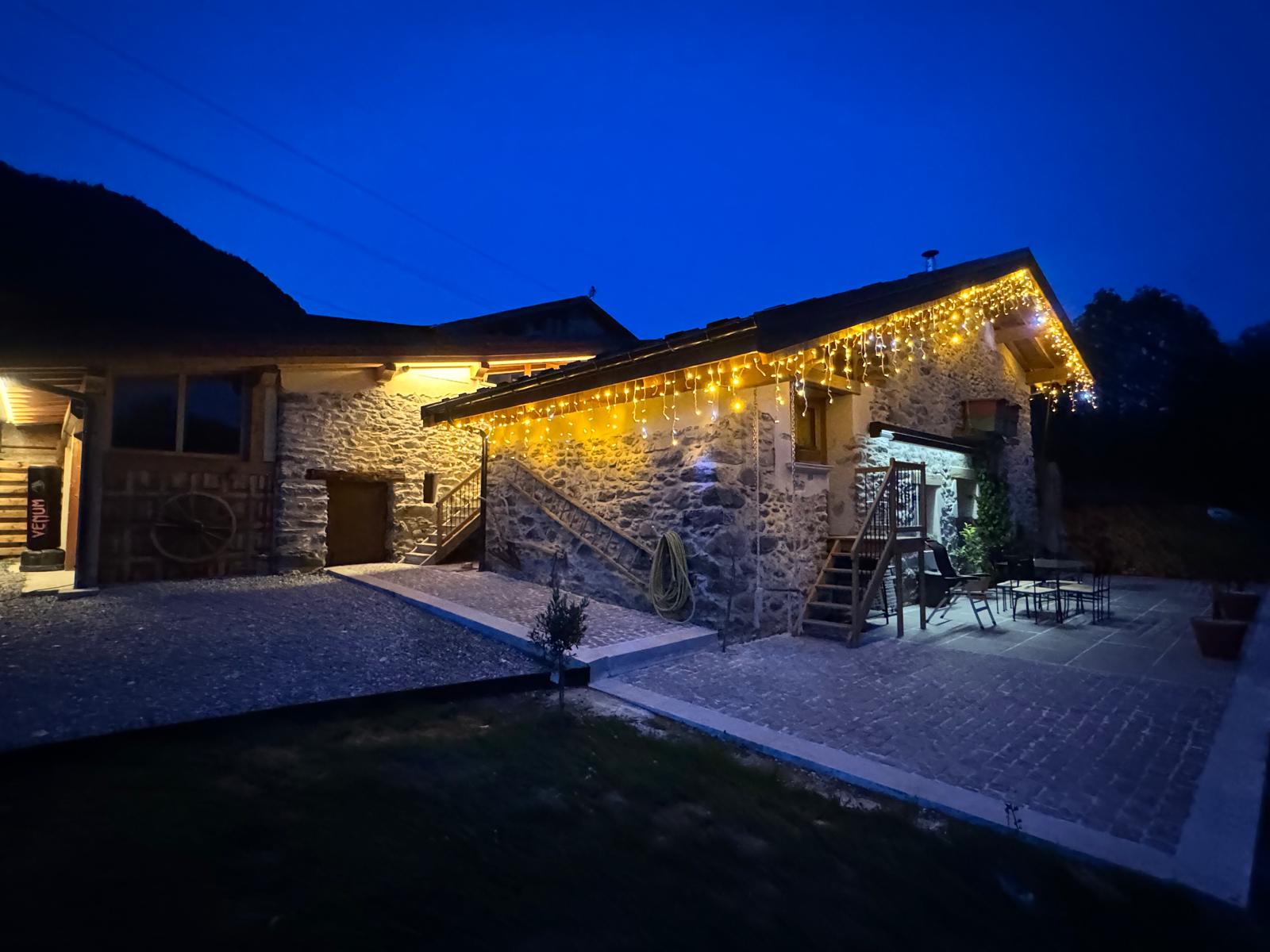 Chalet illuminé avec terrasse conviviale